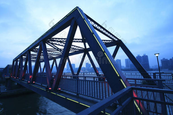 <strong>钢结构桥梁</strong>夜间景观特写