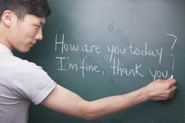 年轻人在黑板上写英语<strong>句子</strong>