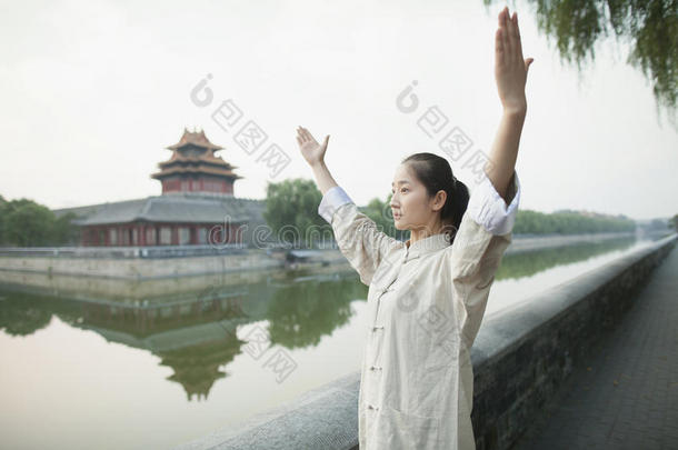 练习太极拳的年轻女子