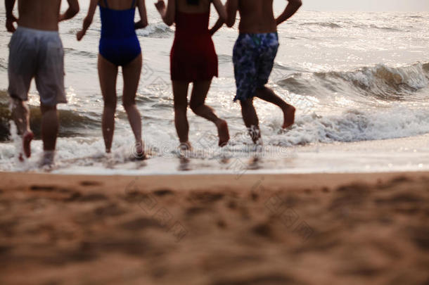 四个朋友在沙滩上下<strong>水</strong>，<strong>剪影</strong>