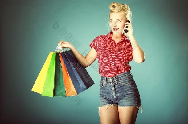 怀揣<strong>购物</strong>袋和手机复古风格的女孩