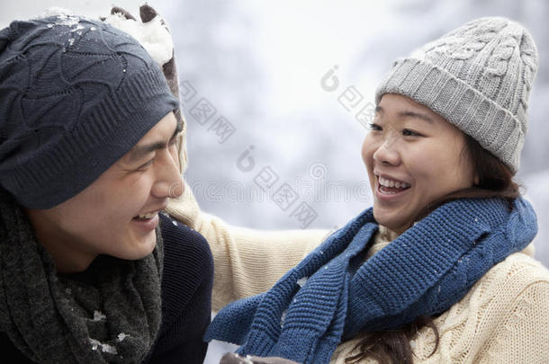 年轻夫妇打雪仗