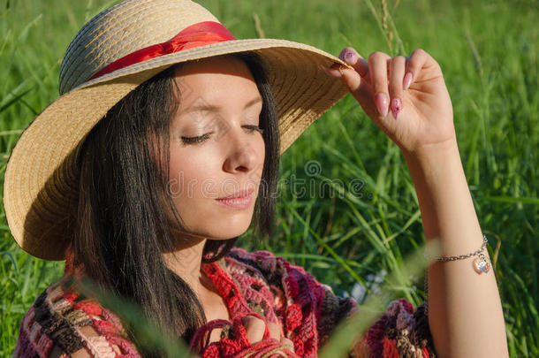 年轻女孩放松的复古风格照片