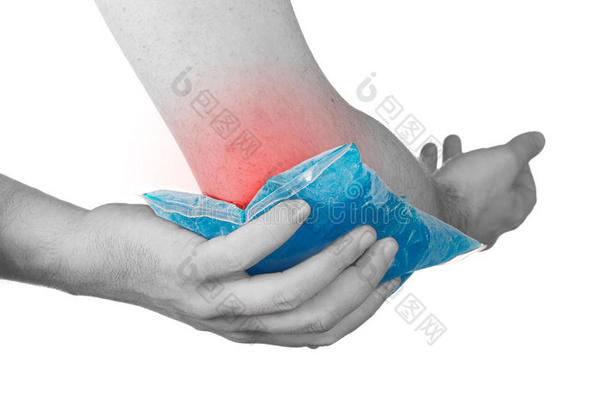 冻僵的冰敷在肿胀疼痛的<strong>胳膊</strong>肘上。