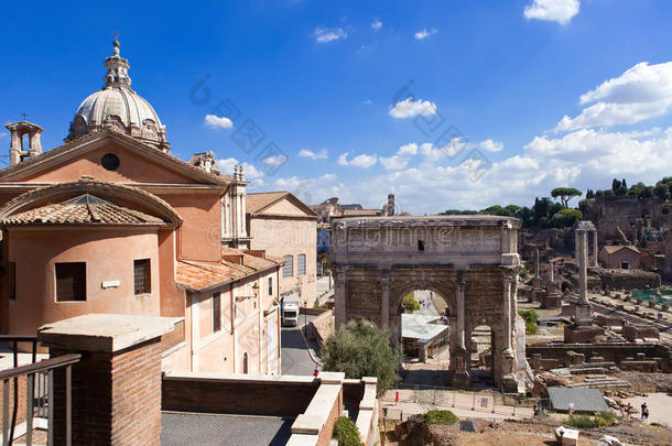 一个凯旋门和<strong>罗马</strong>论坛，意大利。城市景观在一个阳光明媚的日子