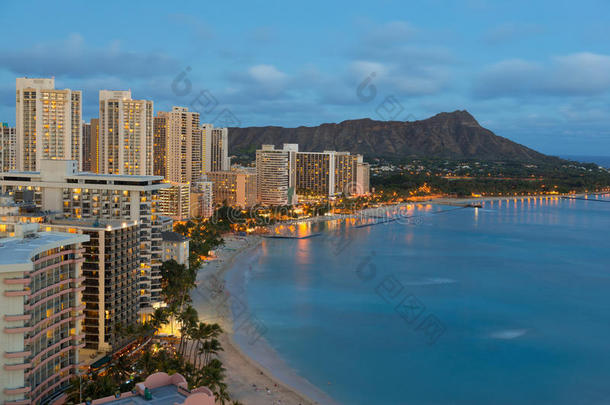 檀香山市和怀基基海滩夜景