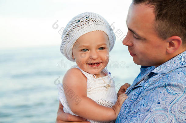 年轻的<strong>父亲和</strong>他的<strong>女儿在海滩</strong>上。