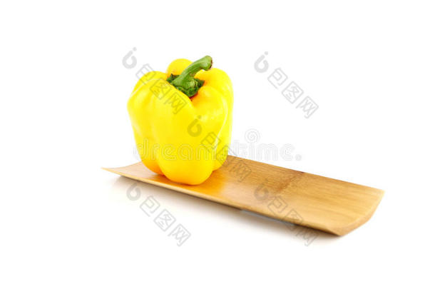 竹子盘中的<strong>黄色甜椒</strong>。