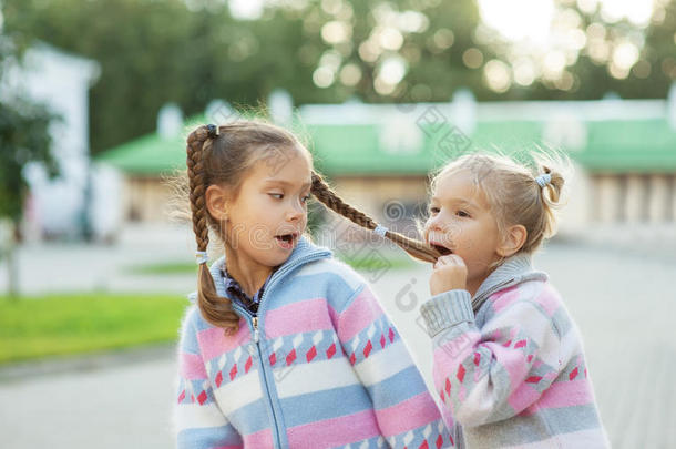 姐姐抚摸着她的辫子，咬得更老了