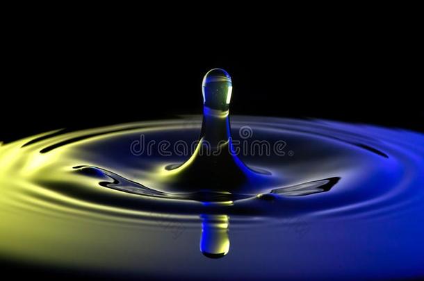 水滴宏观，干净的新鲜液体