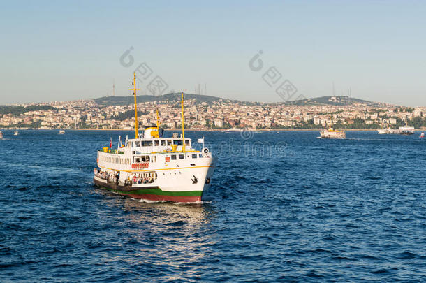 旅游船沿着博斯普鲁斯海峡漂流