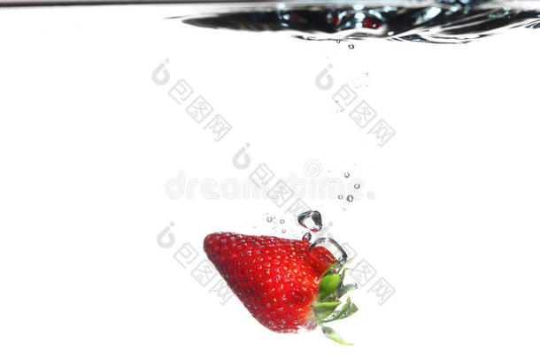 水里的草莓洒在白色的上面