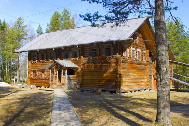 位于俄罗斯北部阿尔汉格尔斯克附近的马尔耶卡雷里（<strong>小卡</strong>雷里）的旧木屋。