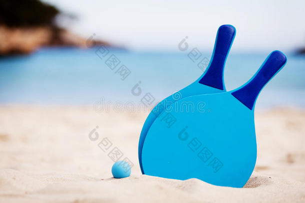 夏日沙滩度假的静物海滩球
