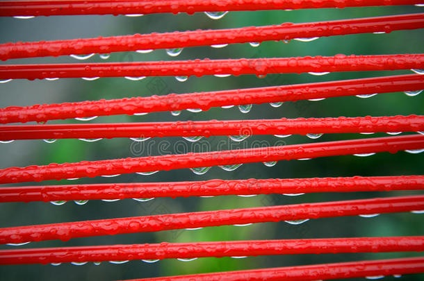 带雨滴的红色夏季椅的一部分