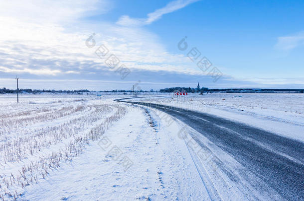 穿越冬季田野的乡村公路