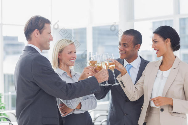 商务团队用香槟和<strong>祝酒</strong>来庆祝
