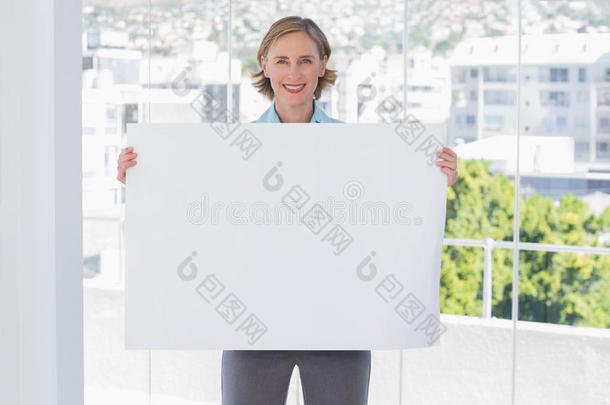 微笑的女商人举着白色的大海报