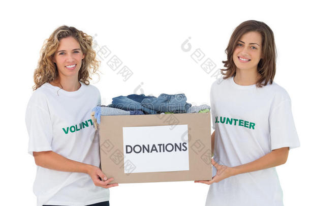 两位兴高采烈的志愿者提着<strong>衣物捐赠</strong>箱