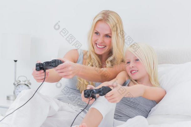 快乐的母女玩电子游戏