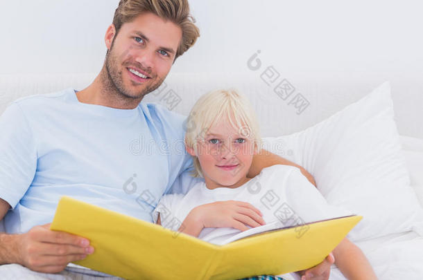 英俊的父亲给儿子读故事