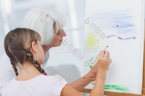 祖母教孙女如何画画