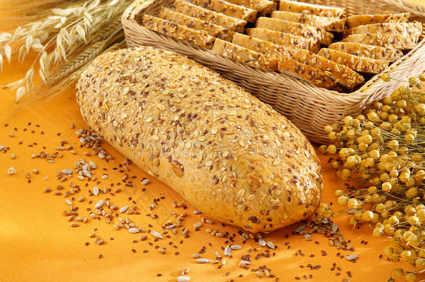 桌上的杂粮面包和小麦