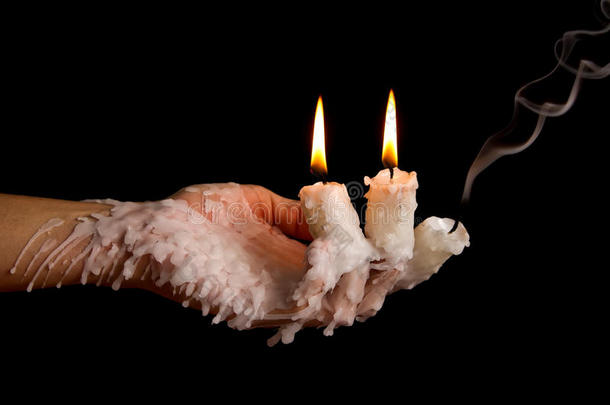 三根蜡烛插在手指上烧闷烧