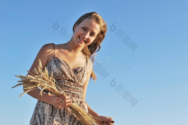 带着一束麦子的漂亮女孩