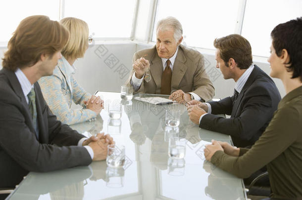 商务人士在会议室讨论