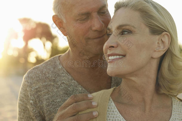 老年夫妇在沙滩上度过美好时光