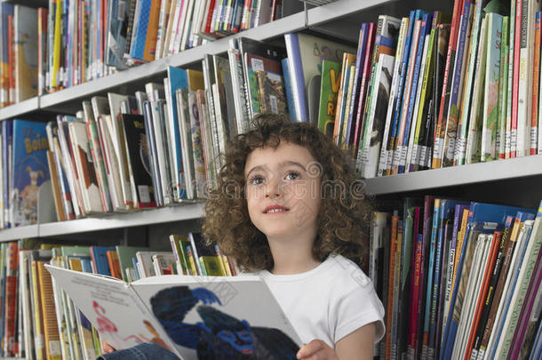 在图书馆读故事书的女孩