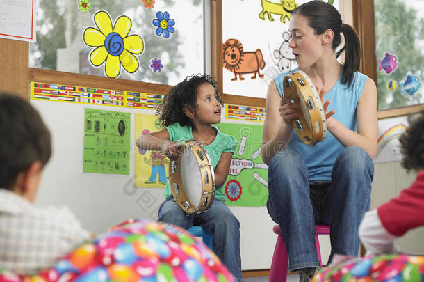 老师和女孩在课堂上演奏音乐