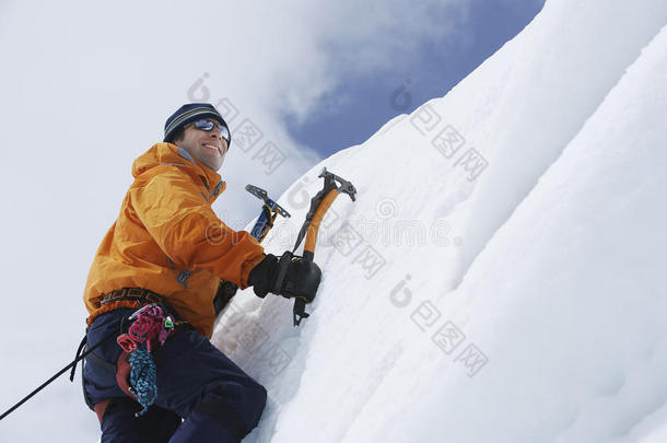 用斧头爬雪坡的登山者