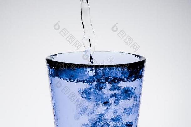 用纯<strong>净水</strong>和气泡填满蓝色玻璃