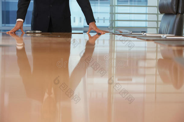 商务人士双手放在会议桌中间