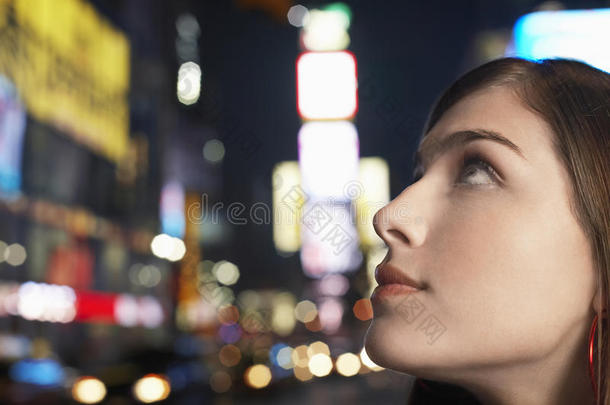 纽约时代广场的年轻女子
