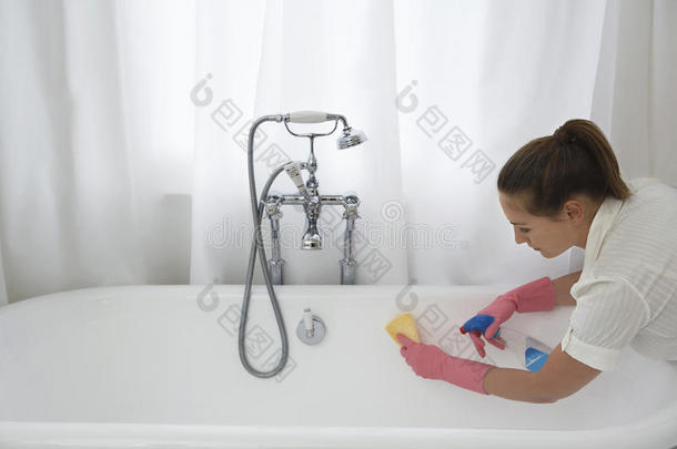 女清洗浴缸