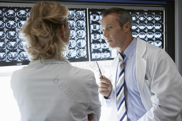 医生在讨论脑部扫描