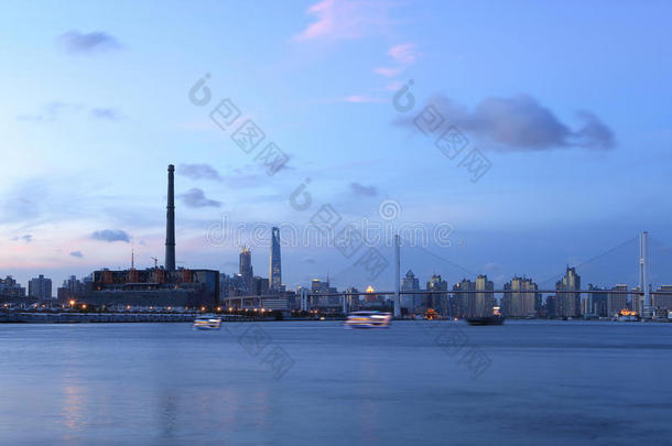 <strong>上海南浦大桥</strong>与黄浦江夜景