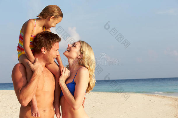 热带海滩度假的家人