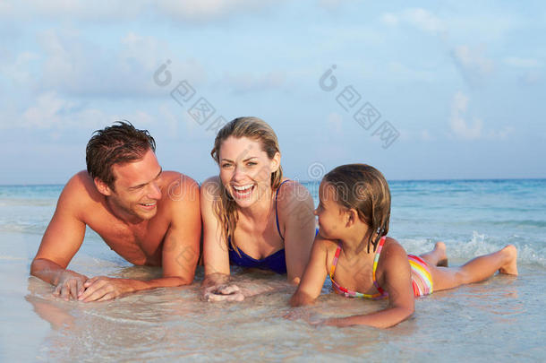 一家人躺在海边热带海滩度假