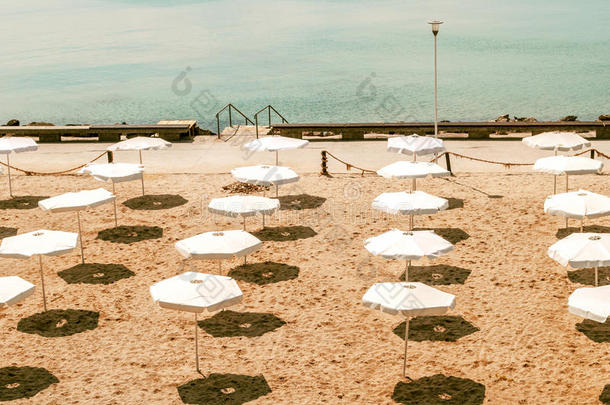<strong>空无</strong>一人的海滩，带着白色雨伞