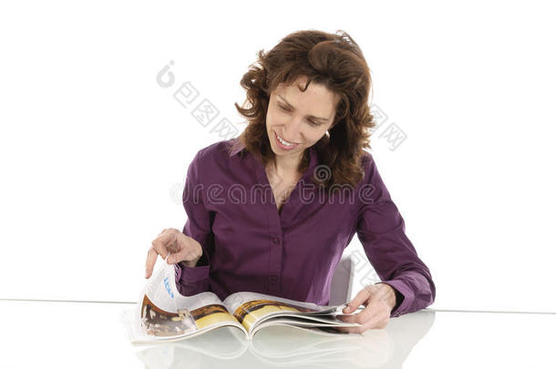 在杂志上读书的女人