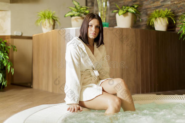 在<strong>热水浴缸</strong>旁放松的年轻女子
