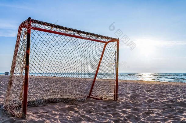 阳光海滩上的足球门