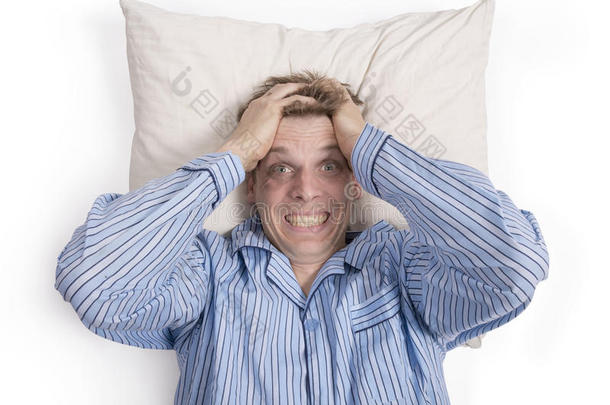 躺在床上的男人担心或有压力