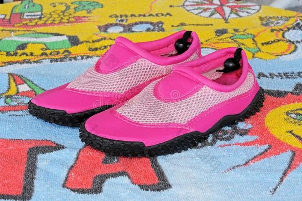 粉色沙滩鞋。