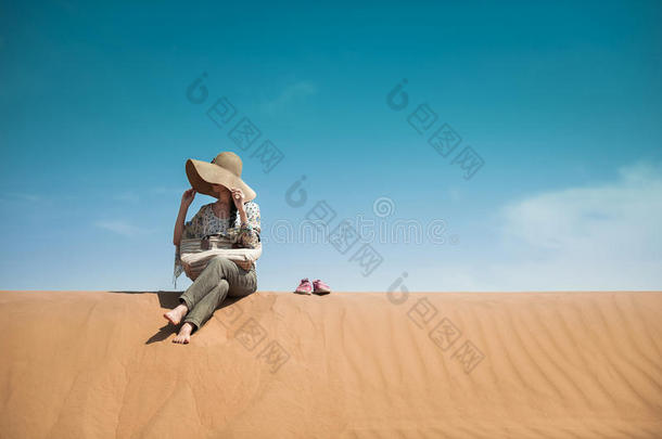 坐在沙漠里
