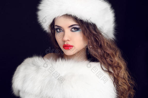 穿着白色毛皮大衣和毛茸茸的帽子的漂亮女孩。冬季w